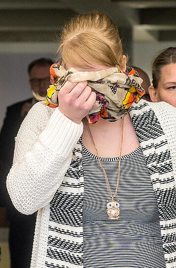 Die Angeklagte Soraya Y. am 03.05.2016 im Verhandlungssaal des Landgerichts Landshut.
