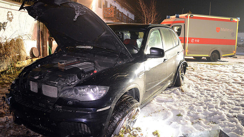 Ein alkoholisierter Autofahrer kam mit seinem BMW von der Straße ab und fuhr in einen Garten.