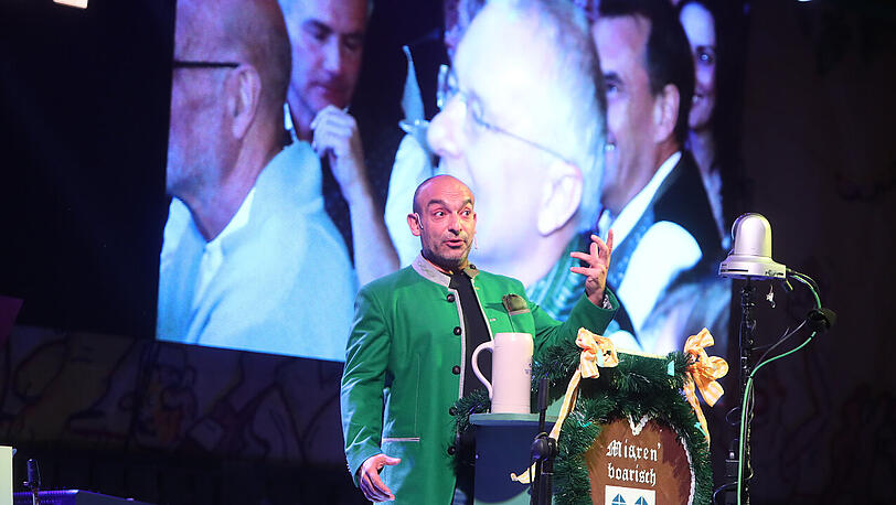 Django Asül teilt beim Landshuter Starkbierfest aus: Etwa 2.000 Besucher im ausverkauften Festzelt amüsieren sich prächtig.