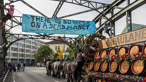 Umweltaktivisten haben am Freitag ein Protestbanner an der Hackerbrücke angebracht.