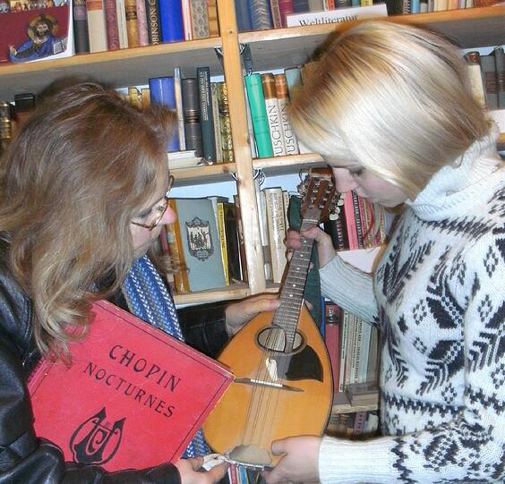 Beim Basar gibt's Bücher, Noten, Kunst und Krempel.