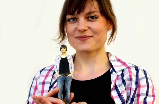 Anne Kostrzewa und ihr Mini-Alter-ego.