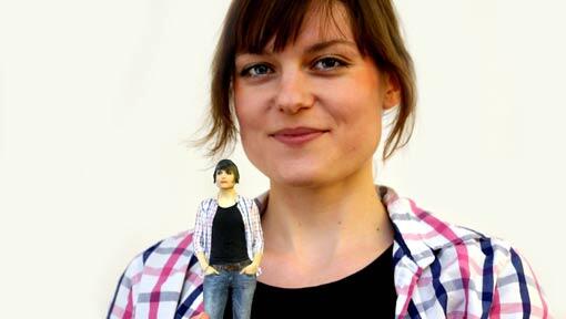 Anne Kostrzewa und ihr Mini-Alter-ego. Anne Kostrzewa und ihr Mini-Alter-ego.