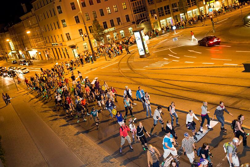 Die Blade Night hat heute die Route durch den Münchner Osten auf dem Programm.