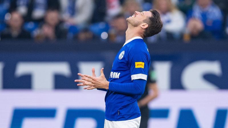 Fehlt Schalke auch in Manchester: Mark Uth. Fehlt Schalke auch in Manchester: Mark Uth.