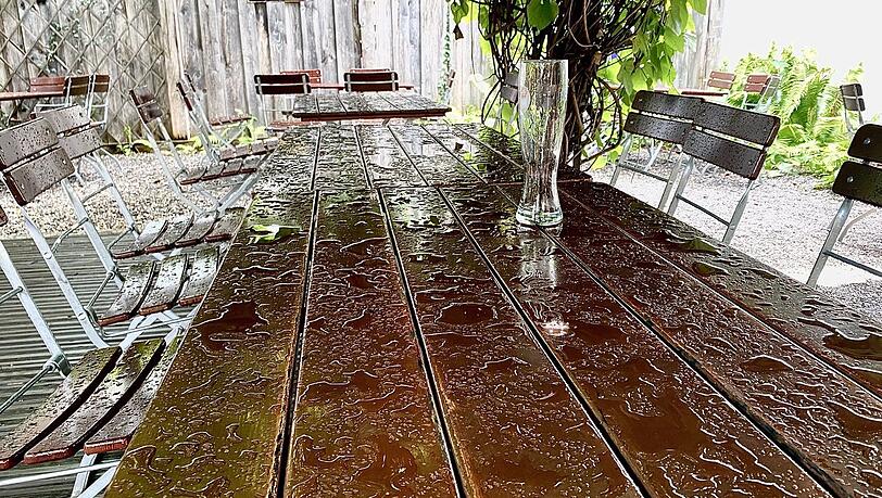 Wer von einem konstant schönen Biergarten-Sommer geträumt hat, ist dieses Jahr enttäuscht worden.