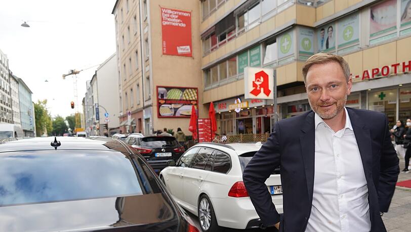 Wahlkampfbesuch in München: Parteichef Lindner vor der Zentrale der Bayern-FDP in der Goethestraße.