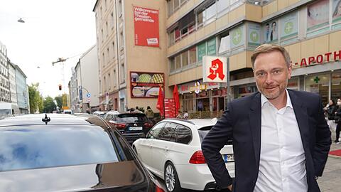 Wahlkampfbesuch in München: Parteichef Lindner vor der Zentrale der Bayern-FDP in der Goethestraße.