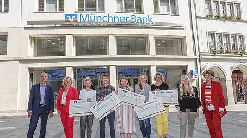 Joachim Melzer (AZ), Sandra Bindler und Daniela Krauß (Münchner Bank) mit den Vertretern der Vereine – Stephan Hohenleitner (MTV München), Leticia Fimiani (Leb Bunt), Nina Helleberg (KinderLeicht), Iris Bodensteiner (Igelstation Gröbenzell) – sowie Lara Keller und Dr. Patricia Lawrence von der AZ.