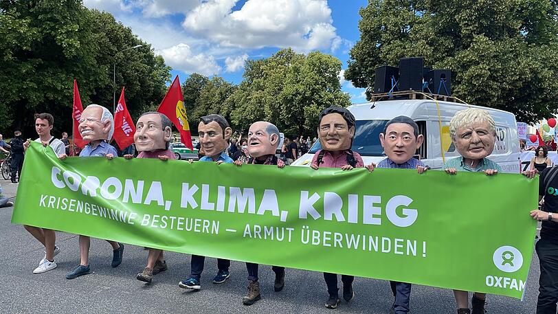 Maskierte Demo-Teilnehmer bei ihrem Protestzug durch die Stadt.