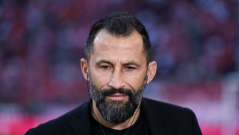 Hasan Salihamidzic, Sportvorstand der Münchner, gibt vor dem Spiel ein Interview.