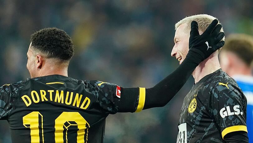 Dortmunds Torschütze Marco Reus (r) jubelt mit Jadon Sancho über das zweite BVB-Tor.