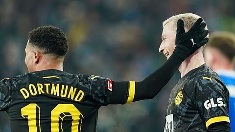 Dortmunds Torschütze Marco Reus (r) jubelt mit Jadon Sancho über das zweite BVB-Tor.