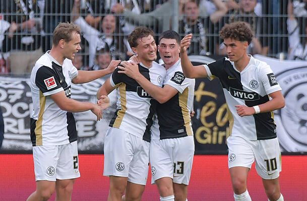 Die Jungs vom SV Elversberg beim Spiel gegen den FC Bayern M&uuml;nchen.