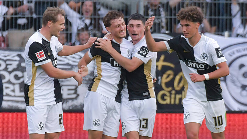 Die Jungs vom SV Elversberg beim Spiel gegen den FC Bayern München. Die Jungs vom SV Elversberg beim Spiel gegen den FC Bayern München.
