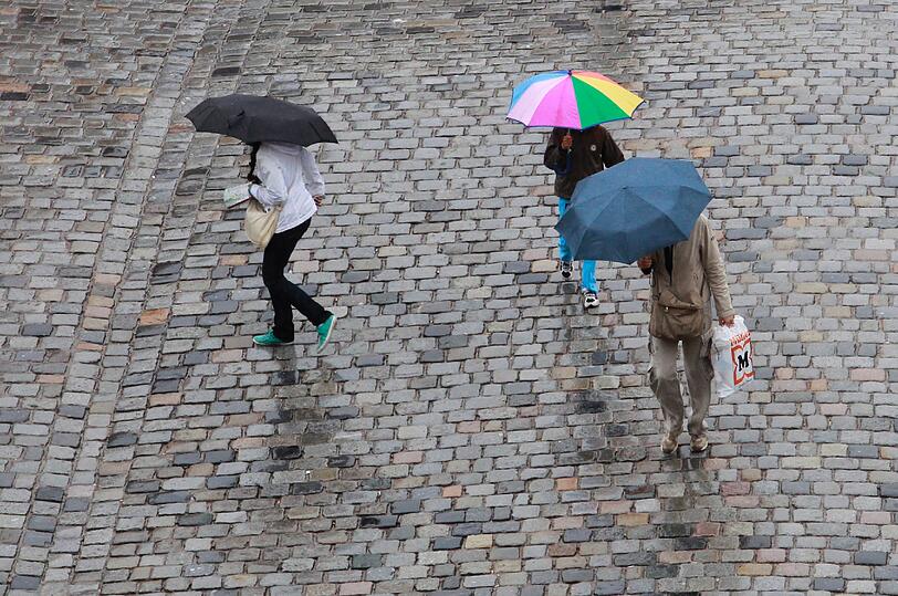 Ohne Regenschirm traute sich wohl kaum einer auf die Straße.