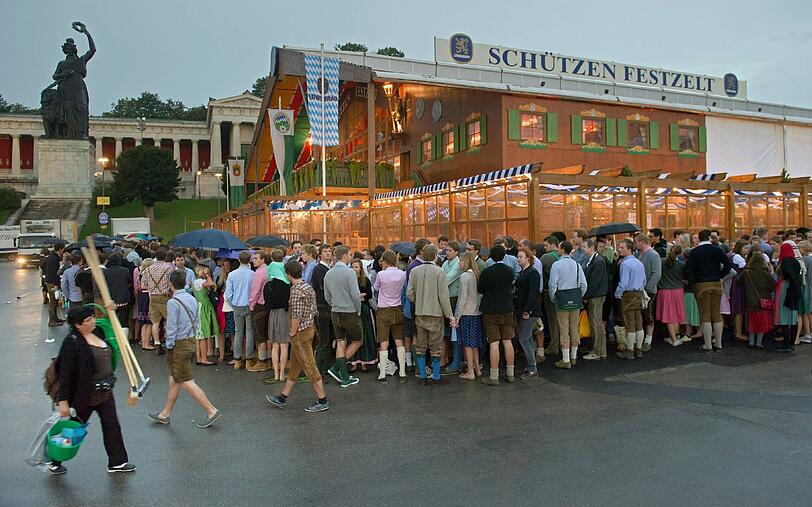 Endlich ist es wieder soweit: München und die Welt feiert die Wiesn 2011. Die besten Bilder des ersten Tages.