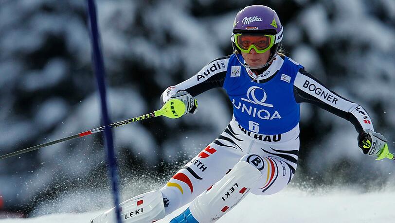 Beim Nachtslalom von Flachau belegte die
Doppel-Olymiasiegerin einen starken zweiten Rang. Den erneuten
Triumph der überragenden Österreicherin Marlies Schild konnte sie
jedoch nicht verhindern. Beim Nachtslalom von Flachau belegte die
Doppel-Olymiasiegerin einen starken zweiten Rang. Den erneuten
Triumph der überragenden Österreicherin Marlies Schild konnte sie
jedoch nicht verhindern.