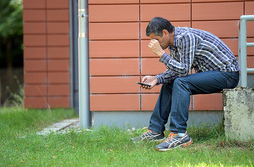 Asylbewerber mit Handy: Das Smartphone ist die einzige Verbindung zu Verwandten und Freunden in der Heimat.