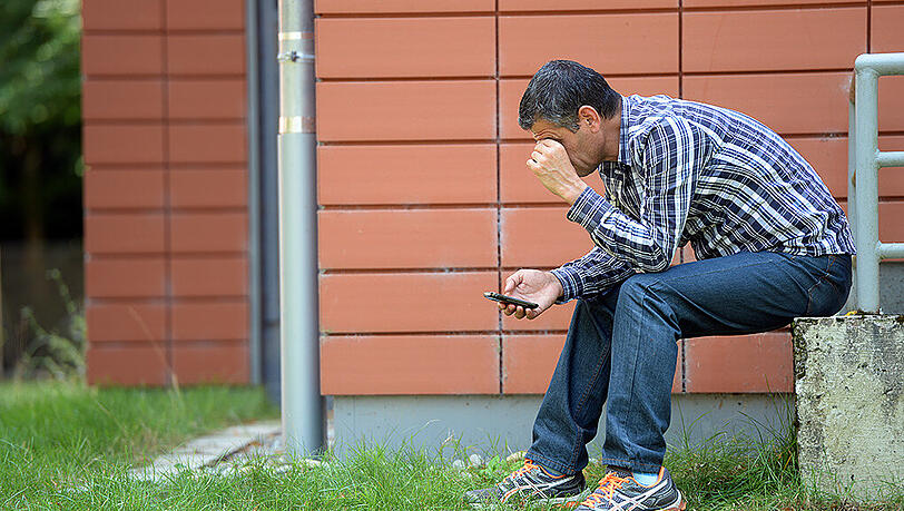 Asylbewerber mit Handy: Das Smartphone ist die einzige Verbindung zu Verwandten und Freunden in der Heimat. Asylbewerber mit Handy: Das Smartphone ist die einzige Verbindung zu Verwandten und Freunden in der Heimat.