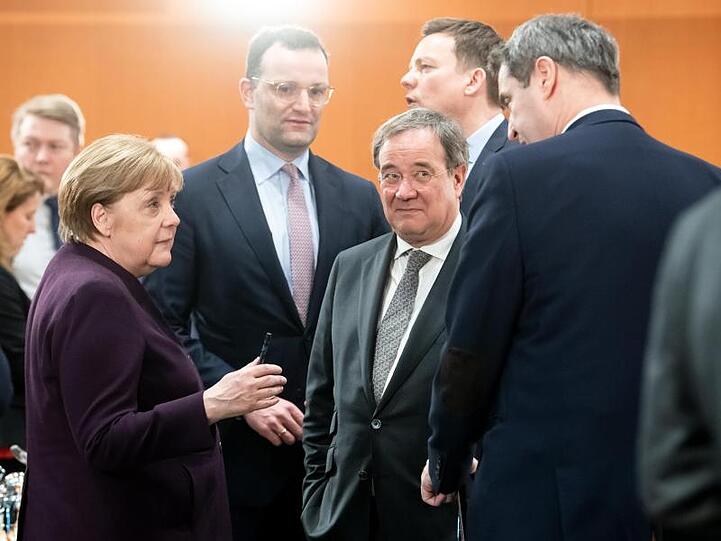 Angela Merkel (CDU), Armin Laschet (CDU, 2.v.r) und Markus Söder (CSU, r). Foto: Bernd von Jutrczenka/dpa/Archivbild