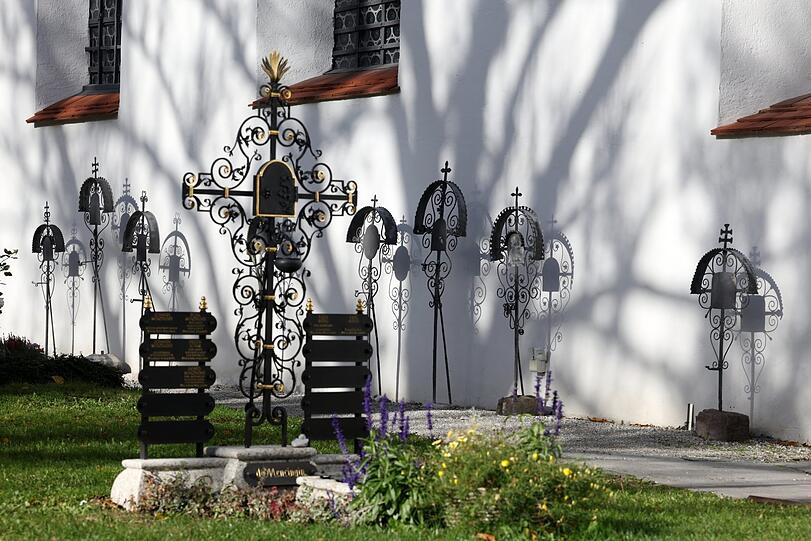 Alte schmiedeeiserne Grabkreuze am Obermenzinger Friedhof.