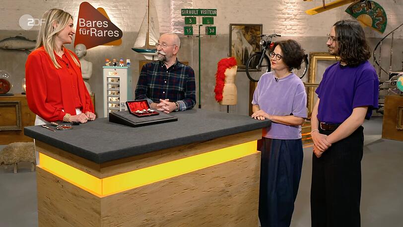 Verkäuferin Verena war mit Sohn Julian (rechts) zu "Bares für Rares" angereist. Expertin Bianca Berding (links) und Moderator Horst Lichter konnten sich für ihr Objekt begeistern. Verkäuferin Verena war mit Sohn Julian (rechts) zu "Bares für Rares" angereist. Expertin Bianca Berding (links) und Moderator Horst Lichter konnten sich für ihr Objekt begeistern.