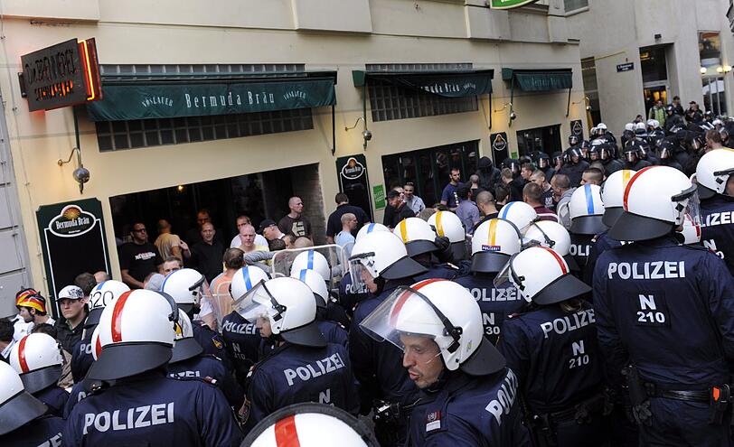 Fankrawalle vor dem Spiel Österreich gegen Deutschland in Wien.