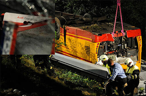 Nach dem Unfall auf der A 93. Der Bus musste mit einem Kran gehoben werden - die Bilder von der Unfallstelle.