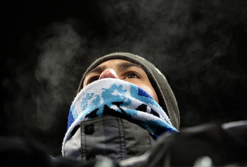 Minus elf Grad in der Allianz Arena, Fußball im Kühlschrank: 13.000 Fans des TSV 1860 München bibbern beim Heimspiel gegen Energie Cottbus: die Bilder