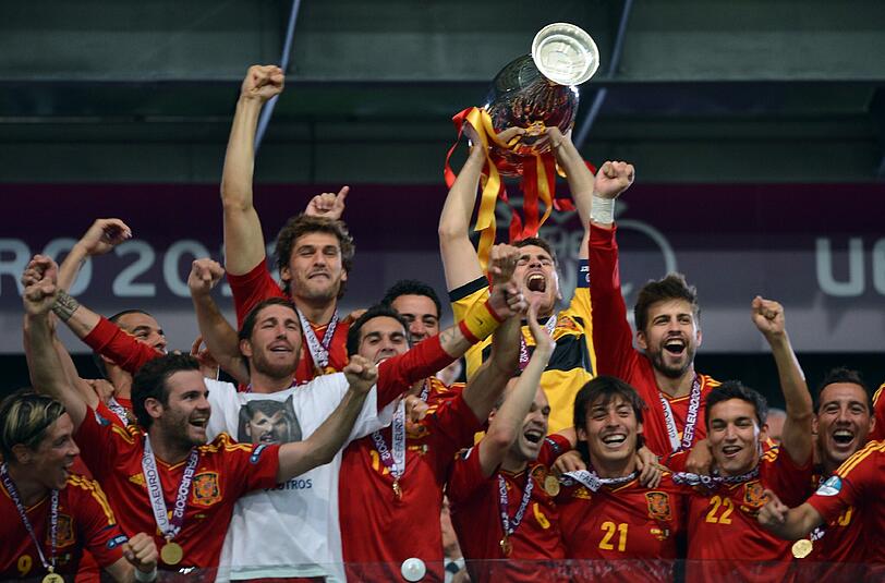 Durch Treffer von David Silva (14.) und Jordi Alba (41.) gewannen die Iberer im Duell der beiden letzten Weltmeister 2:0 gegen Deutschland-Bezwinger Italien. Und so stemmte am Ende mal wieder Kapitän Iker Casillas nach seinem 100. Länderspielsieg seit seinem Debüt vor zwölf Jahren den 30.000 Euro teuren Coup Henri Delauney in die Höhe.