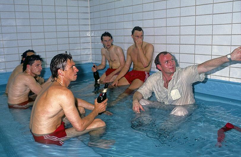 Namen ÜBERPRÜFEN: Die Bayernspieler (von links) Thomas Kastenmaier, Klaus Augenthaler, Ludwig Wiggerl, Roland Kögl und Manager Uli Hoeneß feierten am 12.5.1990 die deutsche Meisterschaft im Entmüdungsbecken.