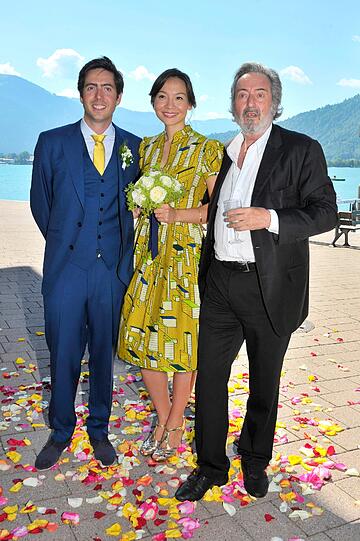 Das Brautpaar David Dietl und Lydie Leschak mit dem Regisseur Helmut Dietl.
