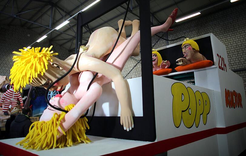 Dieser Motivwagen des Kölner Rosenmontagszuges beschäftigt sich mit der Sex-Sucht der Jugend. In Köln sind die Motivwagen für den Rosenmontagszug vorgestellt worden.