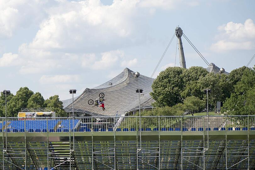 Waghalsige Jumps und das über Wasser. Die Bilder vom Training der X-Fighters auf dem Olympiasee.