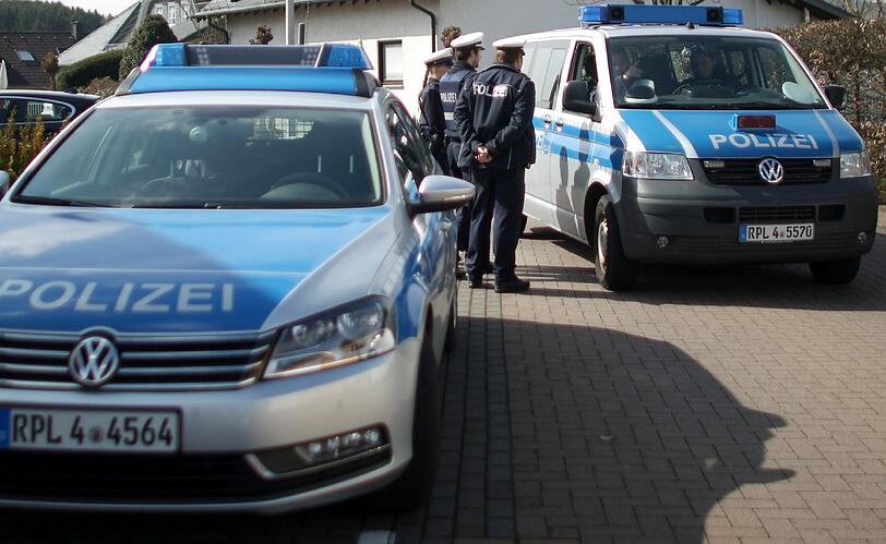 Polizisten stehen vor dem Haus der Eltern des Co-Piloten. Hier soll Andreas Lubitz bis zuletzt gewohnt haben.