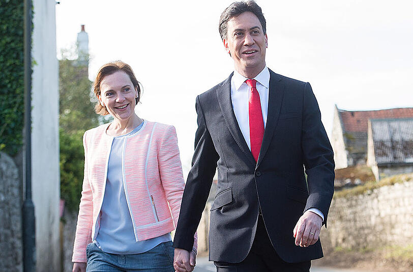 Ed Miliband und seine Frau Justine auf dem Weg zum Wahlbüro.