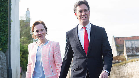 Ed Miliband und seine Frau Justine auf dem Weg zum Wahlbüro.