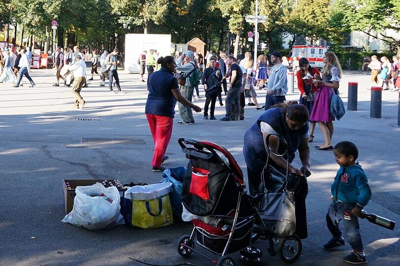 ...landet später bei dieser Frau, die dann auf das Gesammelte aufpasst, bevor es zur Rückgabe geht.