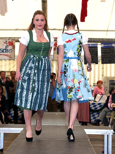 Trachtenmodenschau auf dem 27. Haderner Dorffest. Die Bilder.
