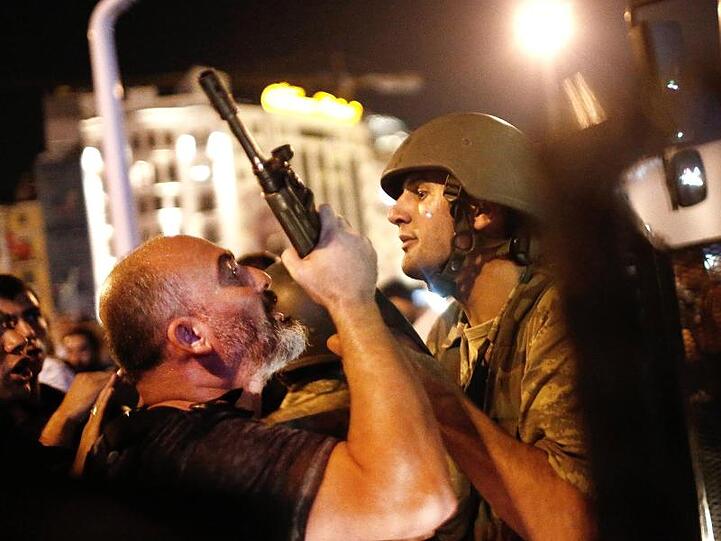 Türkische Polizisten nehmen putschverdächtige Soldaten in Istanbul fest.