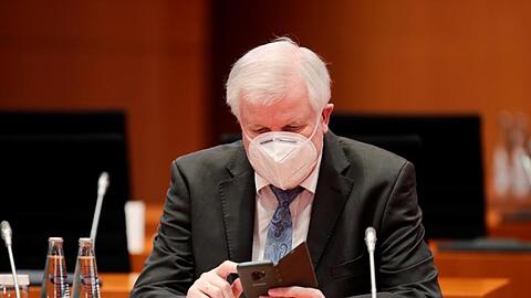 Bundesinnenminister Horst Seehofer: "Hat der Lockdown keine ausreichende Wirkung, müssen die Maßnahmen verschärft werden.".