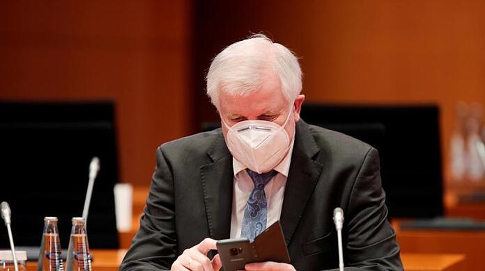 Bundesinnenminister Horst Seehofer: "Hat der Lockdown keine ausreichende Wirkung, müssen die Maßnahmen verschärft werden.".