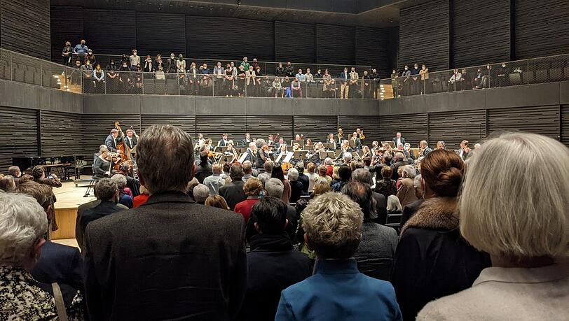 Das Publikum in der Isarphilharmonie hört stehend die vom Chamber Orchestra of Europe gespielte ukrainische Hymne.