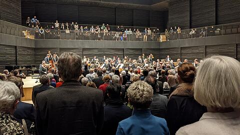 Das Publikum in der Isarphilharmonie hört stehend die vom Chamber Orchestra of Europe gespielte ukrainische Hymne.