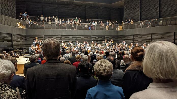 Das Publikum in der Isarphilharmonie hört stehend die vom Chamber Orchestra of Europe gespielte ukrainische Hymne.