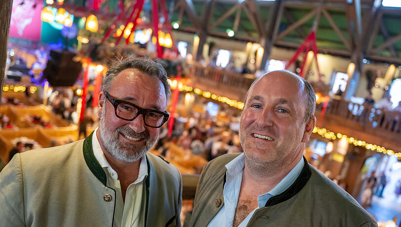 Stephan Kuffler (l.) und Sebastian Kuffler stehen zusammen in ihrem Weinzelt auf dem Oktoberfest. Sie betreiben auch das Spatenhaus an der Oper, bei dem eine betr&uuml;gerische Bande am Werk gewesen sein soll.