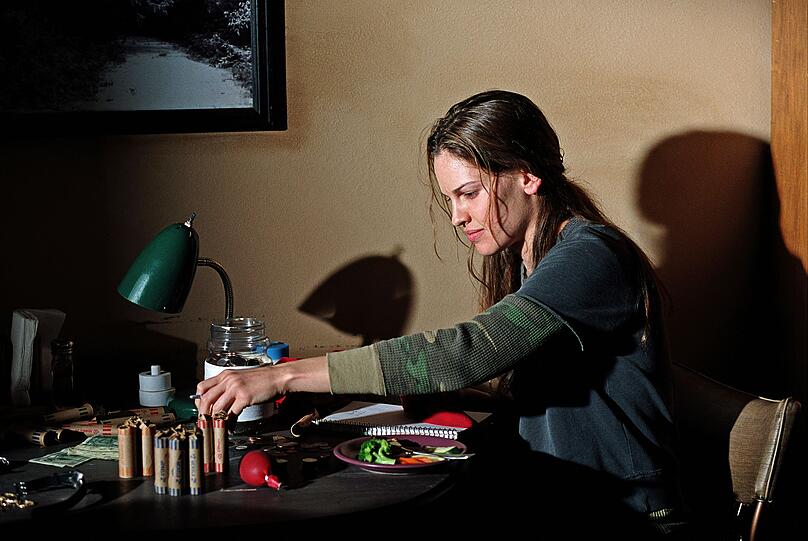 Eigentlich ist die mittellose Kellnerin Maggie (Hilary Swank) schon zu alt f&uuml;r eine Karriere als professionelle Boxerin. Doch sie k&auml;mpft f&uuml;r ihren Traum.