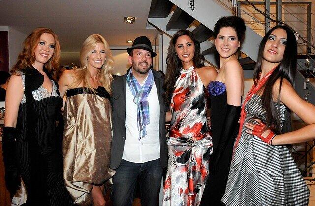 Der Designer Kay Rainer mit seinen Models.