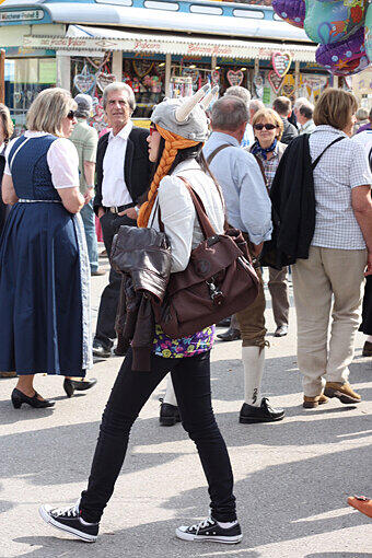 Einige setzen sich die Stofftiere auch gleich auf den Kopf. Im Winter sollen die damit verbundenen Gedanken an das Oktoberfest besonders gut wärmen.